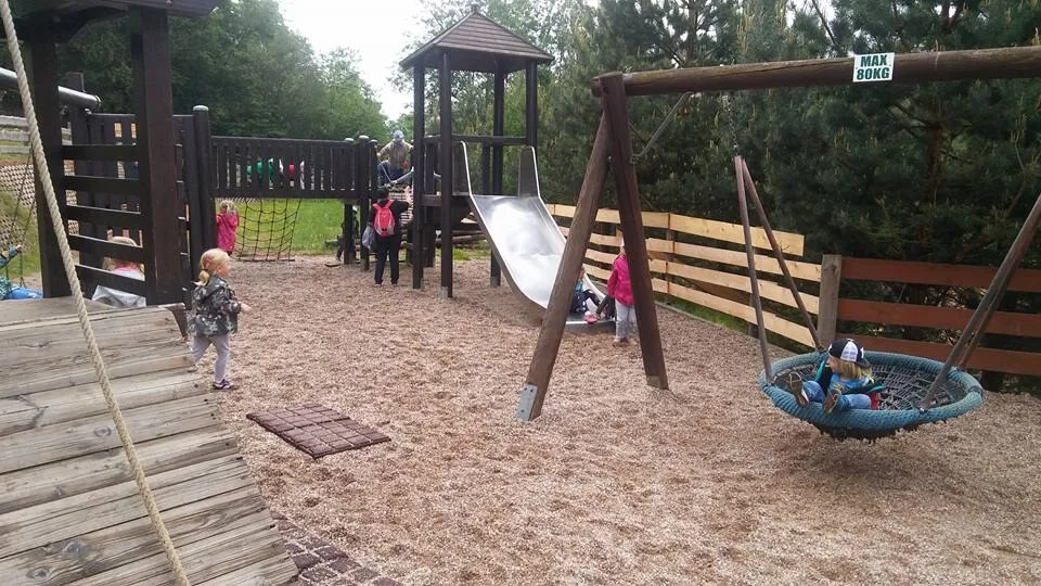 Drewniany plac zabaw dla dzieci